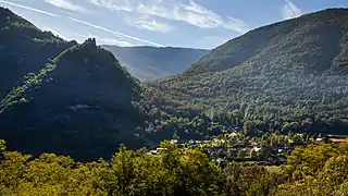 Le village de Capoulet au pied du château.