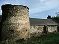 Tour et logis du manoir vus de l'extérieur.