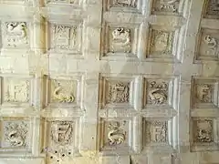 80 caissons d'une salle cantonnant le donjon