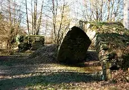 Vue de l'arche en ruine d'un pont isolée dans un pré