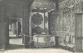 Photographie en couleurs d'une salle avec des tableaux.