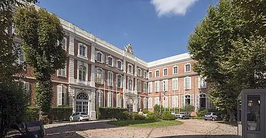 Hôtel de Fumel : façades de la cour intérieure.