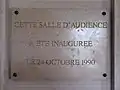 Panneau indiquant la date d'inauguration de la salle d'audience.