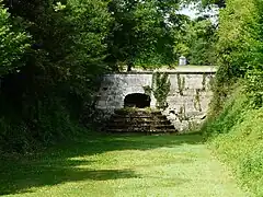 L'escalier d'eau et le bief (asséché) qui alimentait en eau le moulin de Clauzuroux.