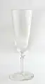 Verre « flûte », cheminée ouverte et droite, absence d'épaule, forme droite (champagne)