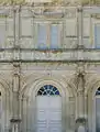 Façade Renaissance, plaquée sur la reconstruction néo-classique.