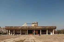 Vue du bâtiment depuis la place adjacente.