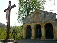 La façade avec fresques de la chapelle Notre-Dame des sept douleurs.