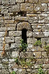 Baie cintrée du rez-de-chaussée.