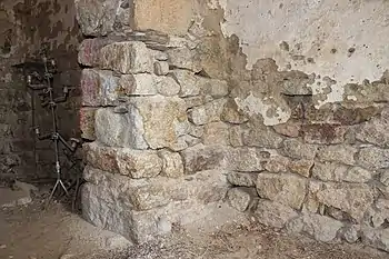 Le piédroit sud et la maçonnerie. L'abside se trouve en arrière-plan.