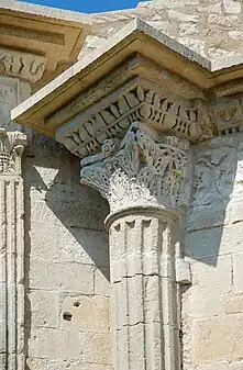 Chapiteau à feuilles d'acanthe.