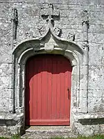 La porte est de la façade sud.