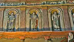 Détail du Jubé, côté nef, à gauche.De gauche à droite, saint Pierre avec sa clef, saint André portant sa croix et saint Jacques tenant son bâton de pèlerin.