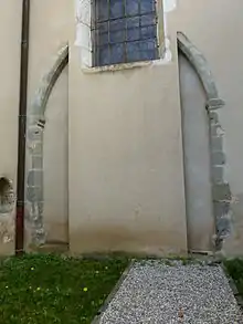 Photographie couleur d'un mur dans lequel un arc gothique n'ouvrant plus sur rien s'inscrit.