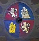 Détail au centre de la voûte du blason des Hospices civils de Lyon, qui se blasonne : « Écartelé : aux 4 de 1 de gueules, au lion d’argent cousu d'azur, chargé de trois fleurs de lys d’or ; au 2 d’azur, à la Vierge de pitié d’argent ; au 3 de sable, à la Charité d’or. Toutefois, le sable laisse ici la place à l'azur. »