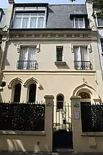 Église orthodoxe Notre-Dame-du-Signe, au no 87.