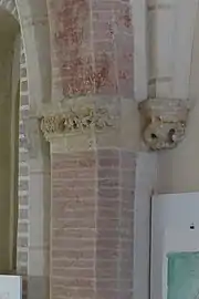 no 13 : chapiteau feuillagé de la 2e travée.