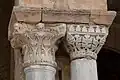 Deux chapiteaux byzantins du portique sud : celui de droite est orné de pommes de pin et de feuilles de vigne, l'autre est à volutes et feuilles d'acanthe dentelées.