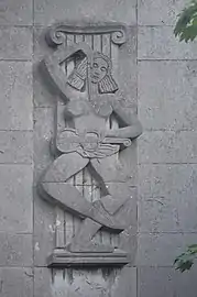 Bas relief sur la façade du conservatoire Arthur Grumiaux à Charleroi.