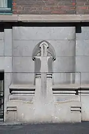 Rue Léon Bernus 42, sculpture sur la façade.