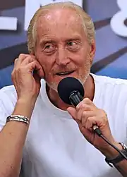 Charles Dance interprète Tywin.