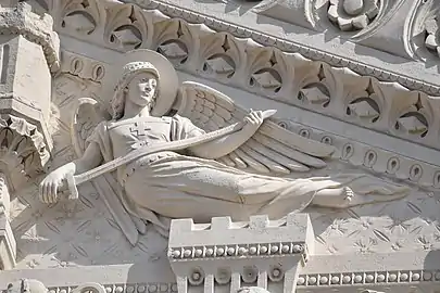 L’Archange Michel tenant une épée (1891-1895), basilique Notre-Dame de Fourvière, fronton de la façade principale.