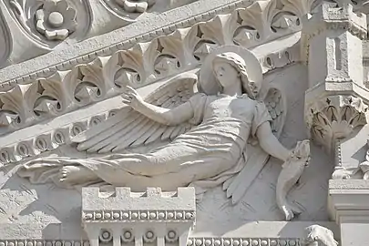 L’Archange Raphaël tenant un poisson (1891-1895), basilique Notre-Dame de Fourvière, fronton de la façade principale.