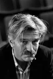 Photo en noir et blanc du metteur en scène Charles Joris