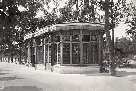 Kiosque de la Compagnie générale des omnibus, place de la Concorde, vers 1865, Bibliothèque d'État du Victoria, Melbourne.