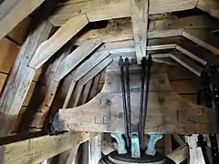 Charpente du clocher (1665) et pièce de bois suspendant la cloche.