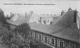 Extérieur du cloître Saint-Bruno de la chartreuse Saint-Lazare d'Orléans sur une carte postale ancienne