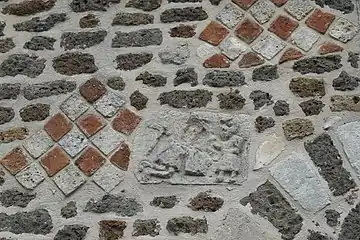 Bas-relief à gauche de l'arc de déchargede la porte d'entrée de l'église.