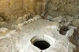 Dans la chapelle, sépultures à gauche, et silo plus récent à droite.