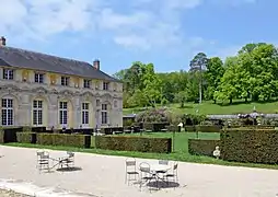 Galerie inachevée et jardin.