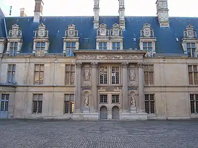 Sur cette façade on peut au contraire sentir l'influence de la Renaissance italienne, avec une ornementation qui rappelle les palais antiques.