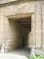 Le portail du passage charretier devant l'aile ouest.