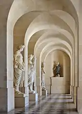 « Galerie basse » du château de Versailles, aux statues exposées comme dans une galerie d'art.