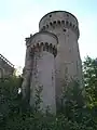 Tourelle (ajout du XIXe siècle) et donjon (XVe siècle).