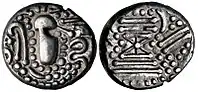 Pièce de monnaie Chaulukya-Paramara, vers 950-1050 de notre ère. Représentation stylisée des pièces de la dynastie Chavda : Buste de style indo-sassanien à droite ; pastilles et ornements autour / Autel du feu stylisé ; pastilles autour.