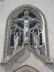 L'église Saint-Martin, calvaire de la façade.