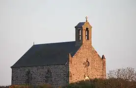 La chapelle face au soleil couchant.