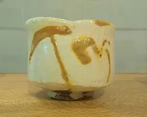 Coupe à thé (chawan) blanche à décor au pinceau, terre cuite glaçurée. XXe siècle.