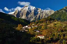 Vue du Neraïdórachi surplombant le village de Mesorroúgi.