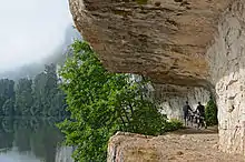 Gros plan sur le chemin de halage.