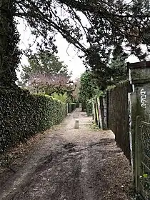 Partie non pavée du chemin