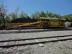 Véhicule technique en gare de Mézel.
