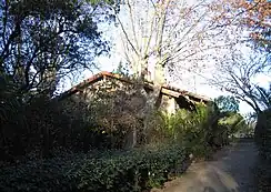 Ancienne gare de Valros, aujourd'hui transformée en habitation, les rails sont encore visibles depuis l'Avenue du Petit Train.