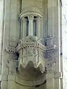 Abside, dais de la niche à gauche de la baie d'axe.