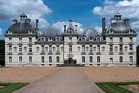 Le château de Moulinsart (vision d'artiste, en haut) et son modèle de Cheverny (en bas).