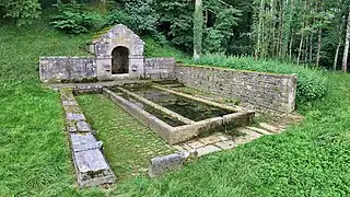 La fontaine-lavoir-abreuvoir.